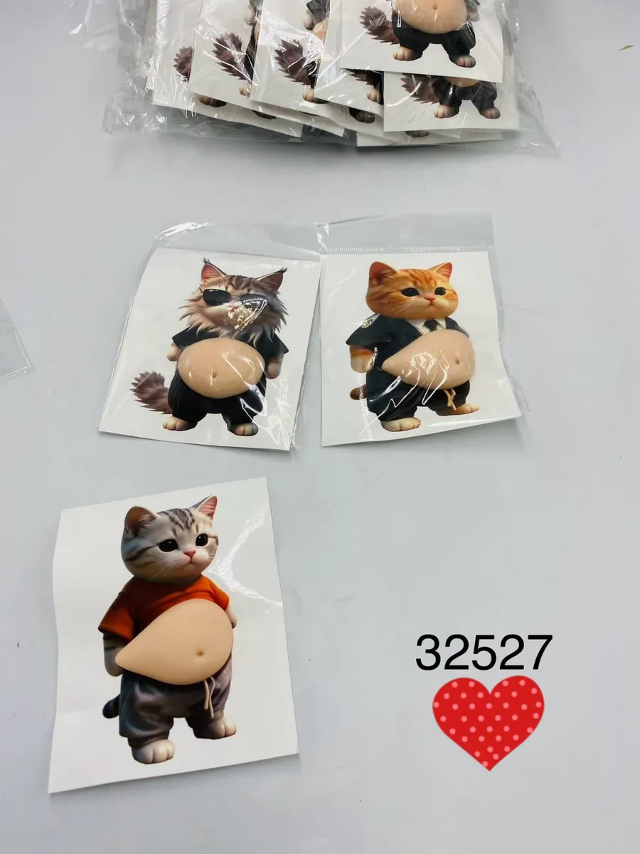 Naklejki z zabawnymi kotami w ubraniach