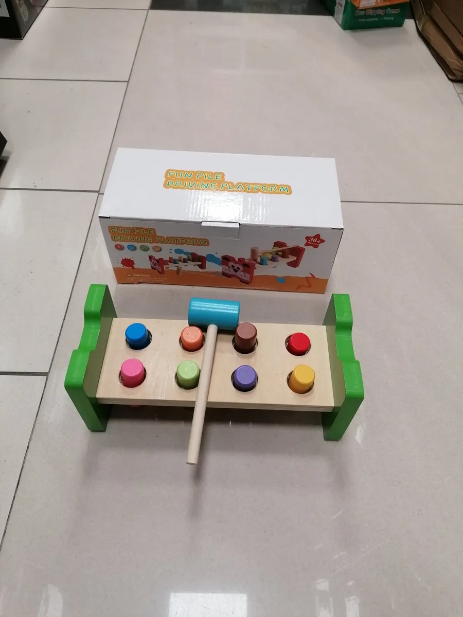 Drewniana gra wbijak kolorowa z młotkiem