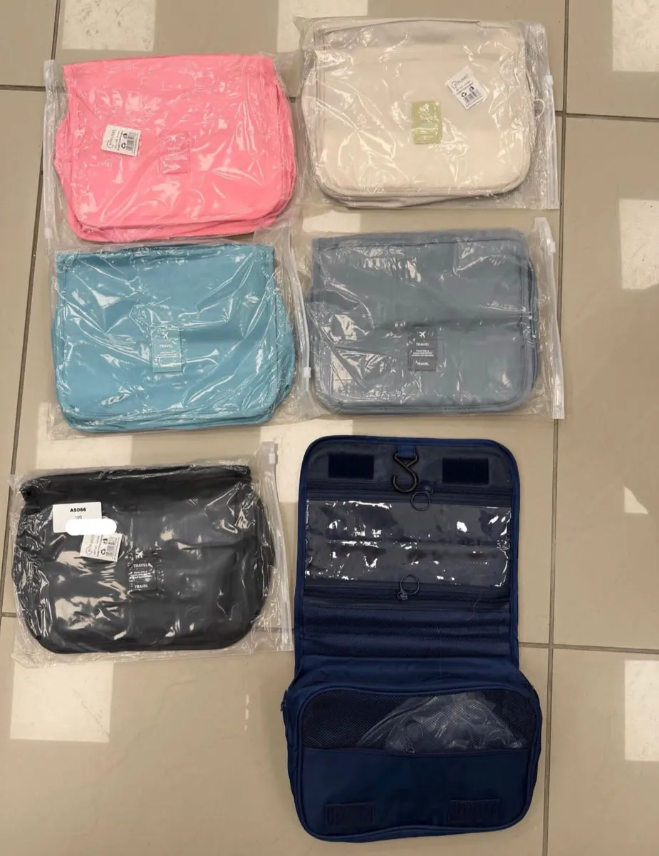 Torebka na kosmetyki Travel niebieska z haczykiem