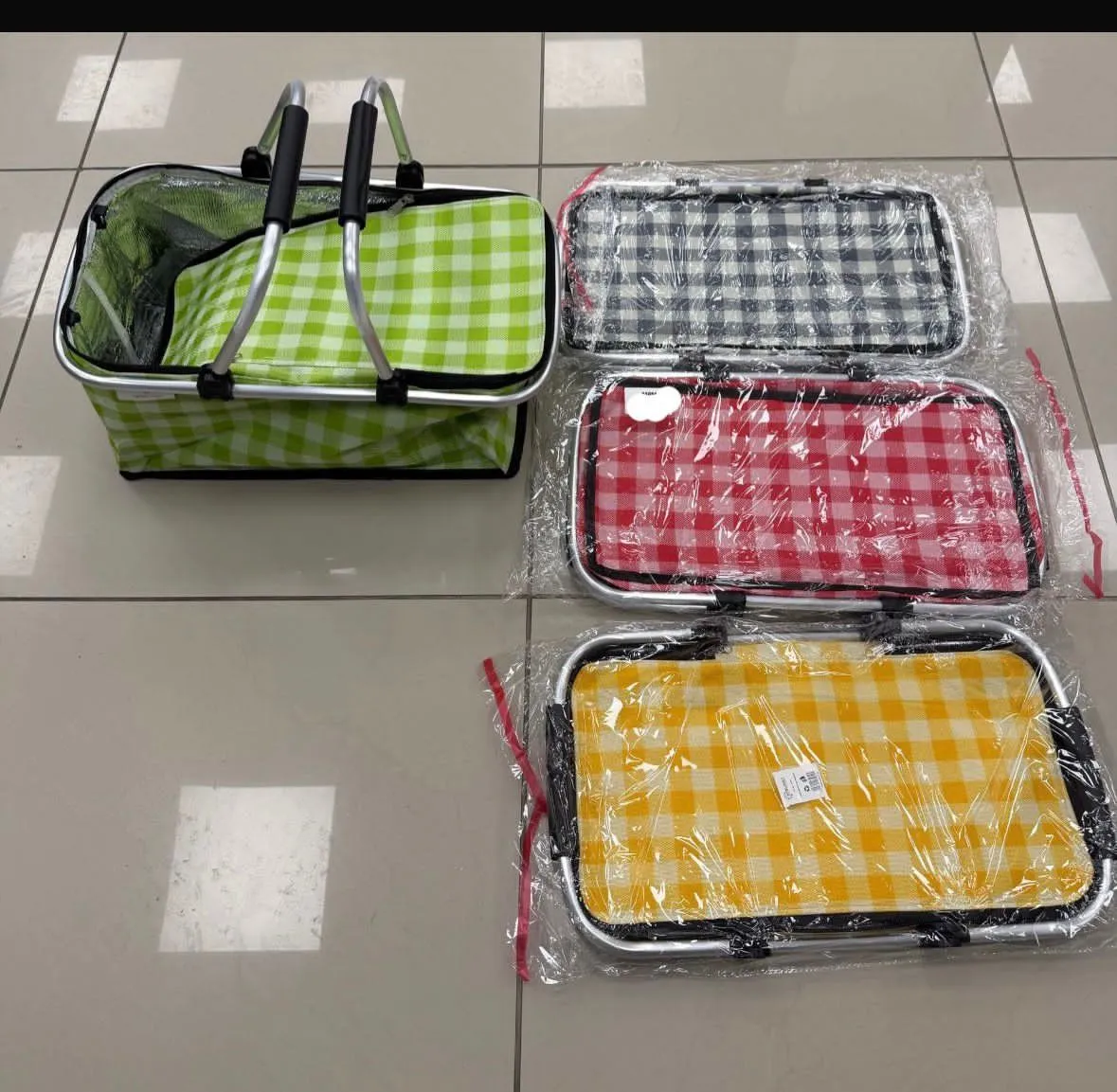 Koszyk piknikowy w kratę zielony z izolacją