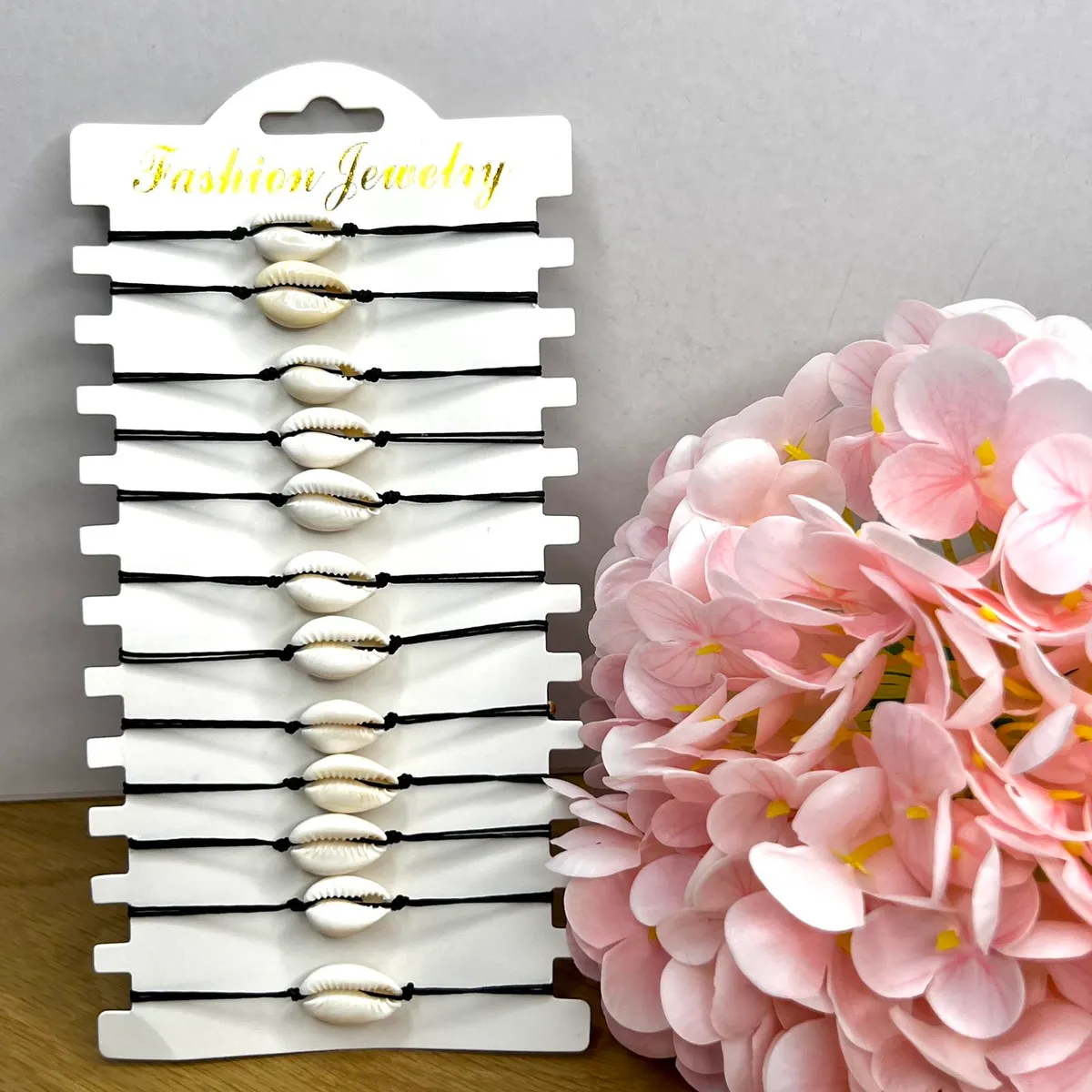 Bransoletki z muszelkami białymi na czarnej sznurku 12 szt