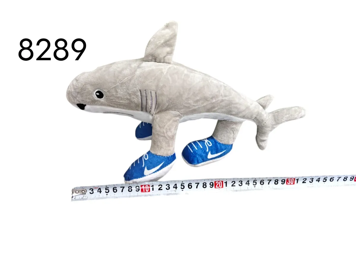 Maskotka pluszowy rekin szary w niebieskich Nike Air 30cm