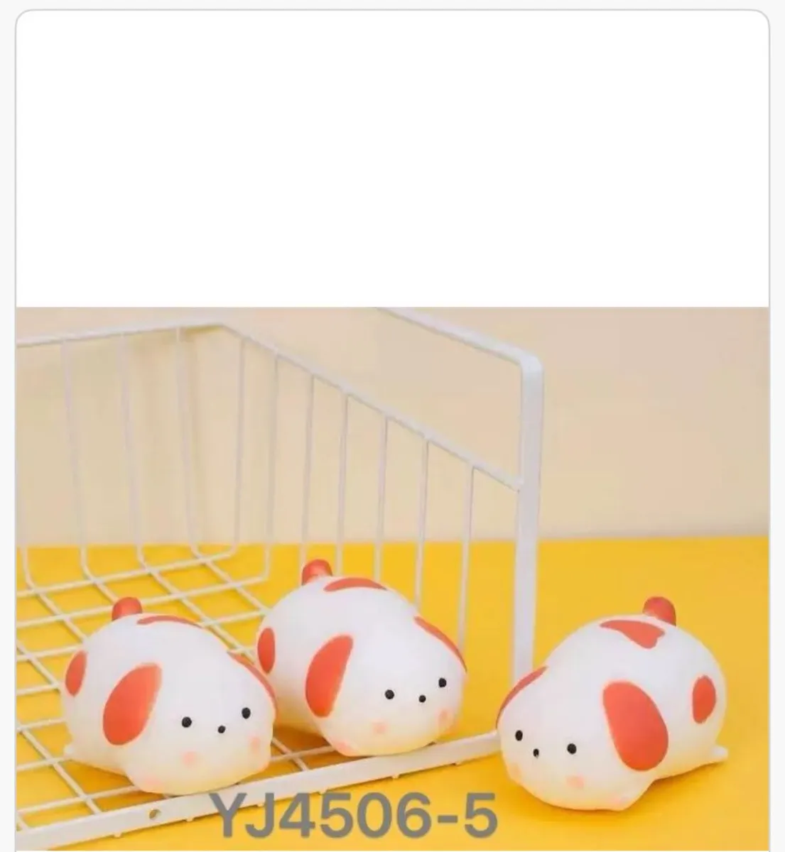 Gniotek Squeeze Toy Piesek Biały z Czerwonymi Plamami