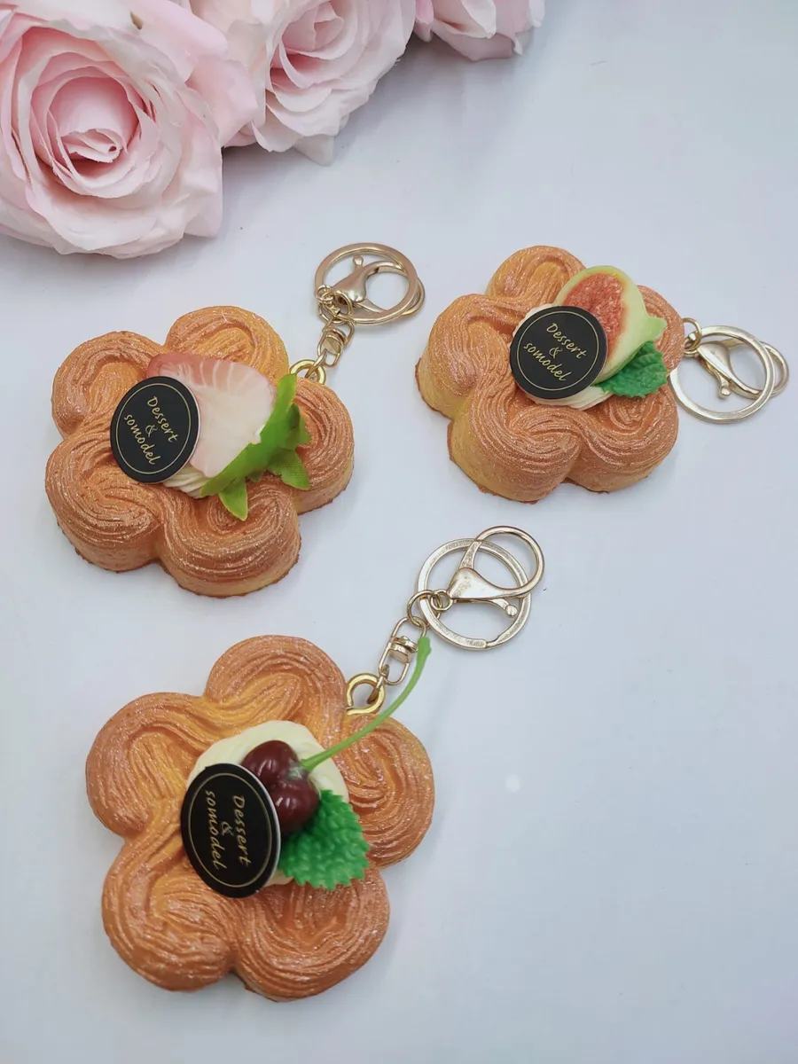 Brelok Zabawkowy Makaronik Złoty z Dekoracjami