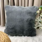 Poszewka dekoracyjna szara futrzana 40x40cm Homefore