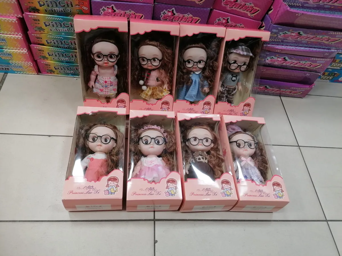 Lalki Princess Sue z okularami w pudełkach różowych