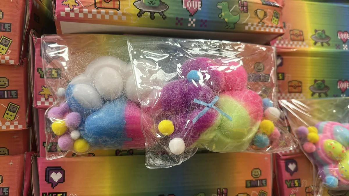 Zestaw kolorowych pomponów kawaii do rękodzieła