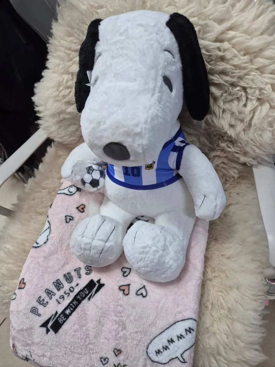 Maskotka Snoopy z kocykiem i strojem piłkarskim