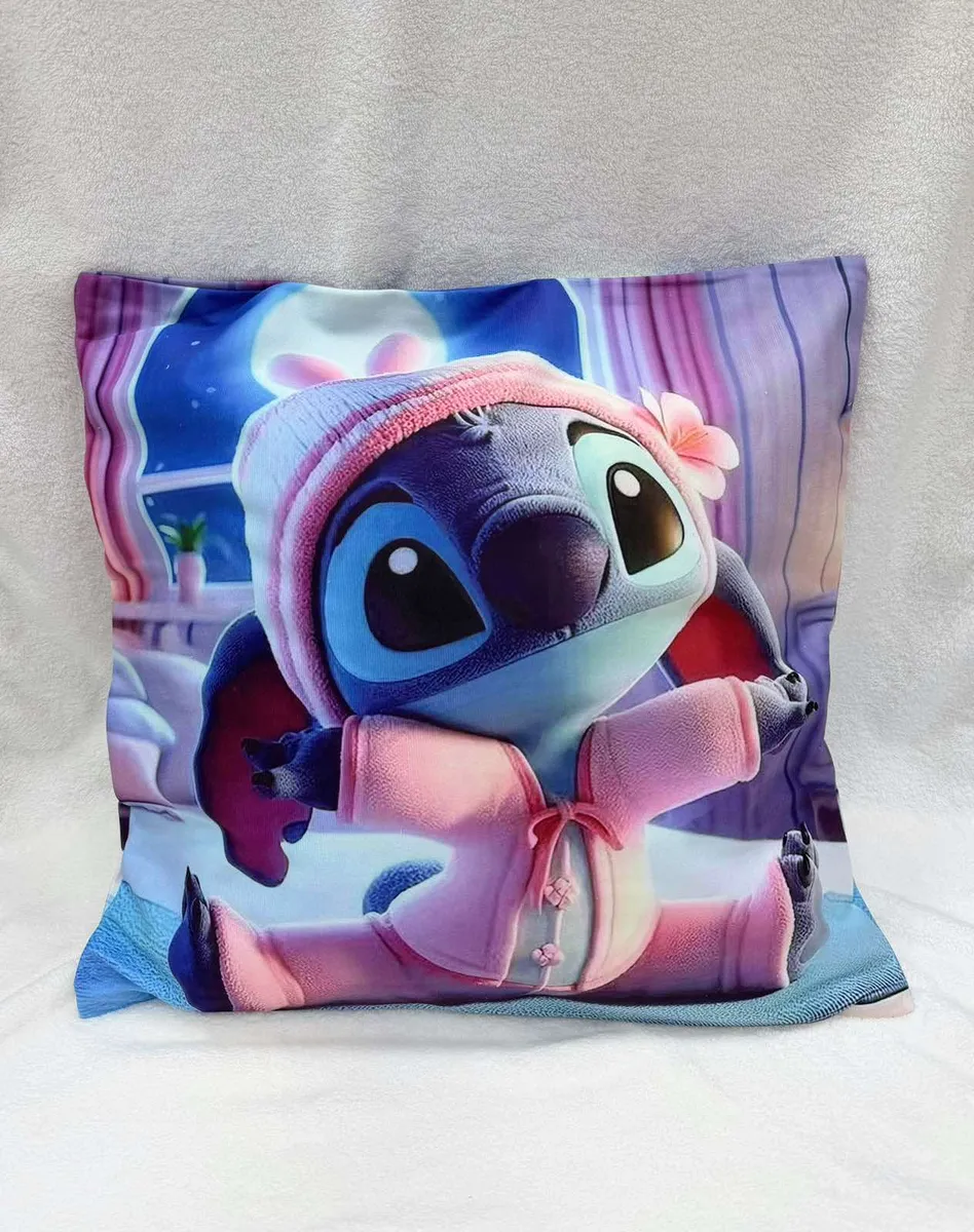 Poszewka 45x45cm Stitch w pidżamie niebiesko-różowa