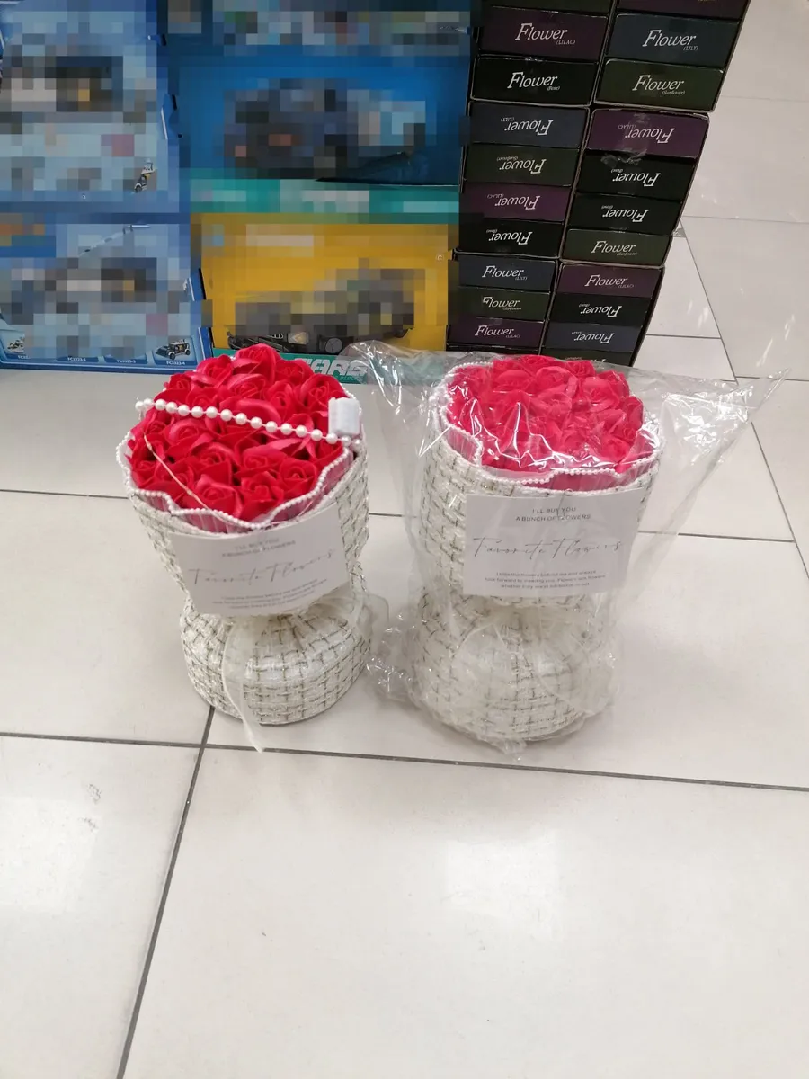 Tonto Flowers Bukiet Sztucznych Róż Czerwonych w Koszu