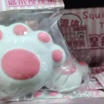Gniotek Łapa Kota Biały z Różowymi Poduszkami Squishy Antystresowy