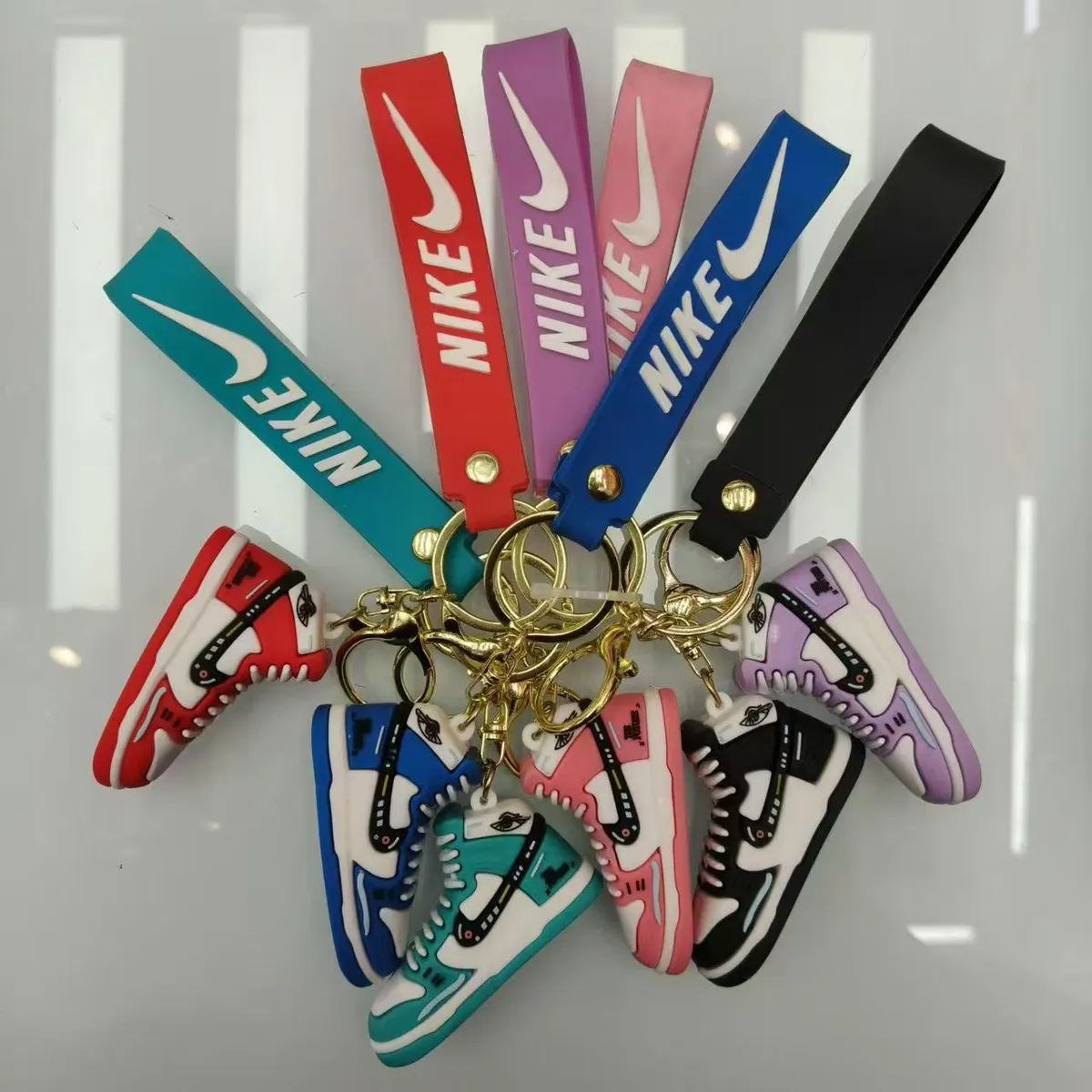 Brelok do kluczy Nike but sportowy gumowy zestaw mix kolorów