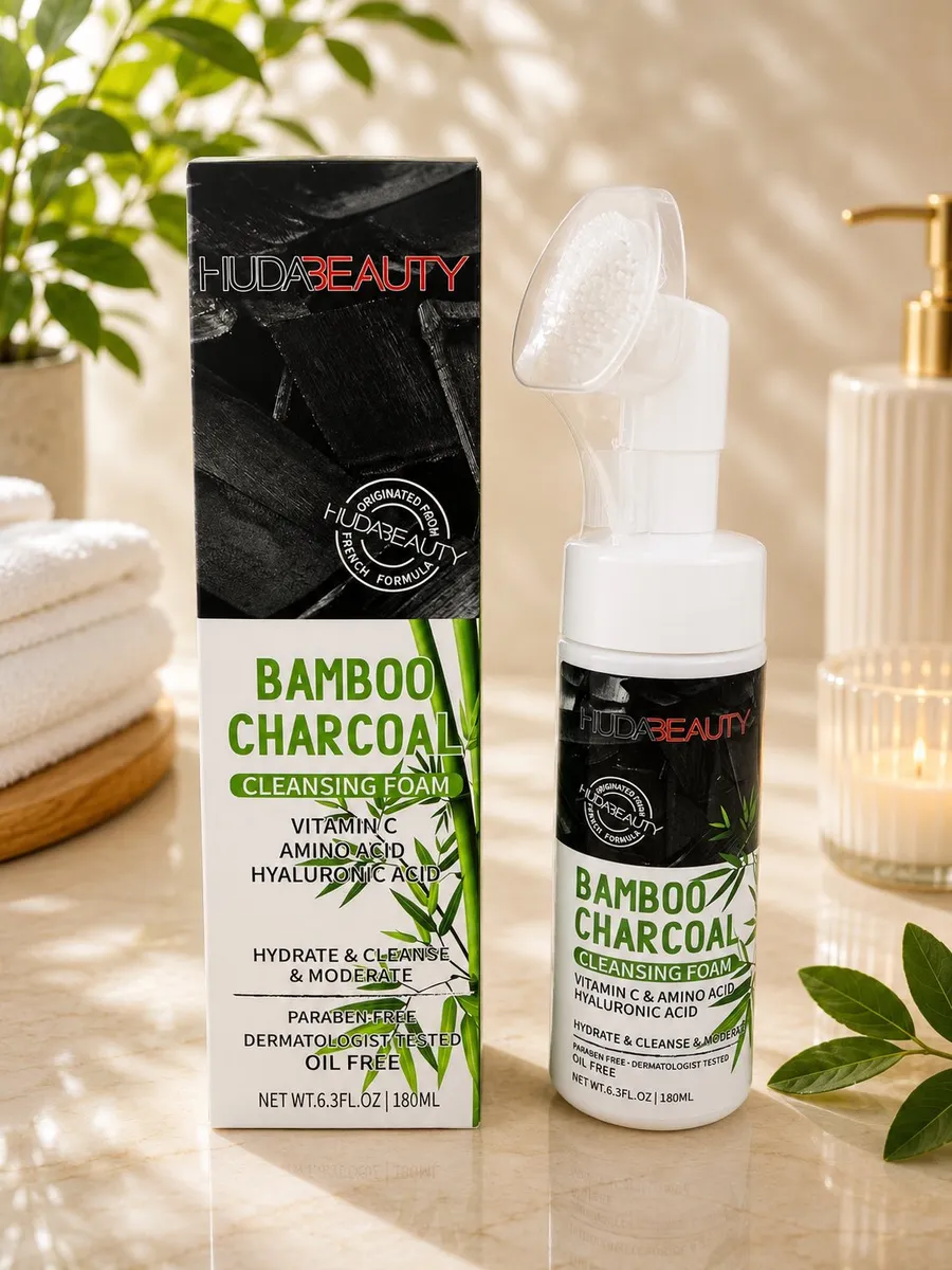 Pianka do mycia twarzy Huda Beauty Bamboo Charcoal 180ml
