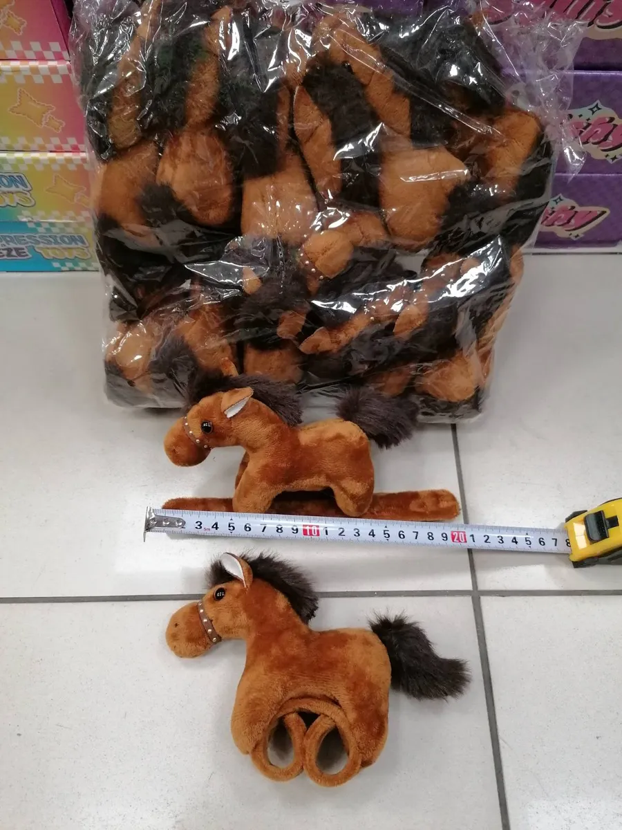 Maskotka Koń na Palec Brązowy z Grzywą 10cm