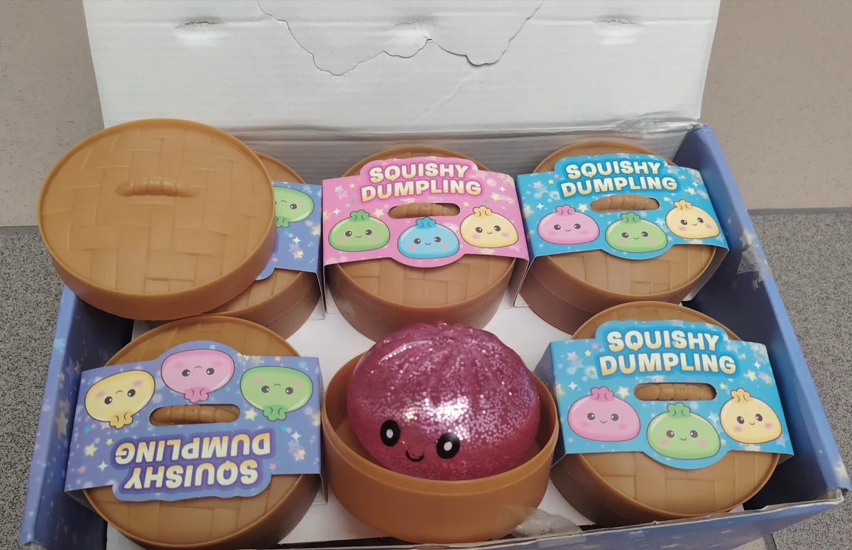 Squishy Dumpling Brokatowy Różowy w Koszyczku Bambusowym