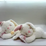 Maskotka Królik w Czerwono-Białej Czapce 45cm