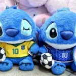 Maskotka Stitch 25cm w koszulce piłkarskiej z piłką niebieska