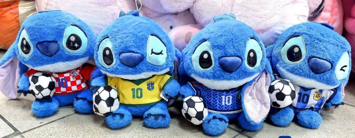 Maskotka Stitch 25cm w koszulce piłkarskiej z piłką niebieska