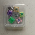 Zestaw kolorowych breloków plastikowych w przezroczystym pudełku WK506