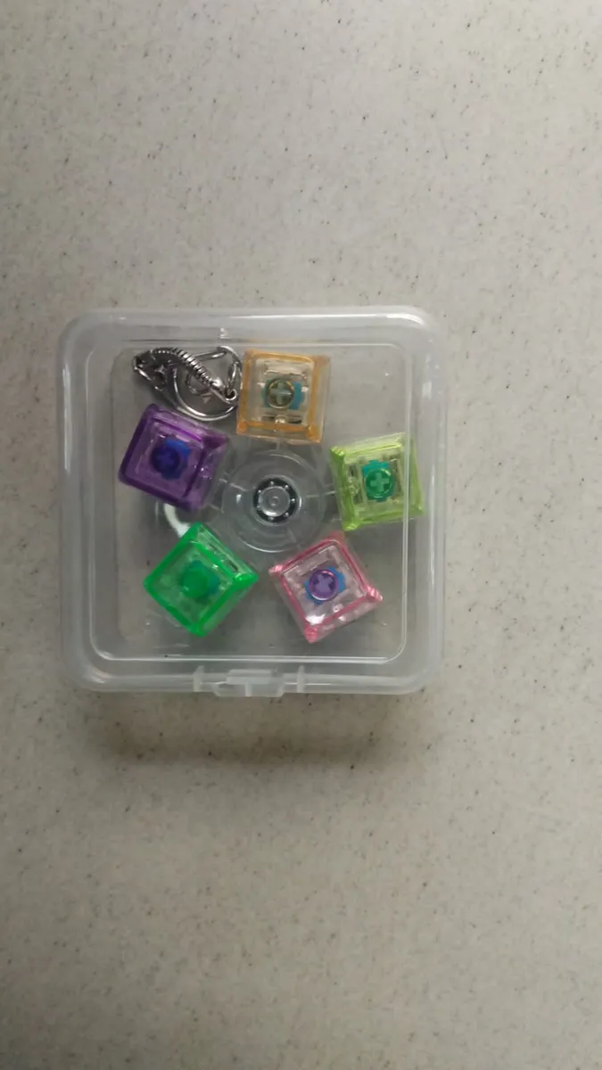 Zestaw kolorowych breloków plastikowych w przezroczystym pudełku WK506