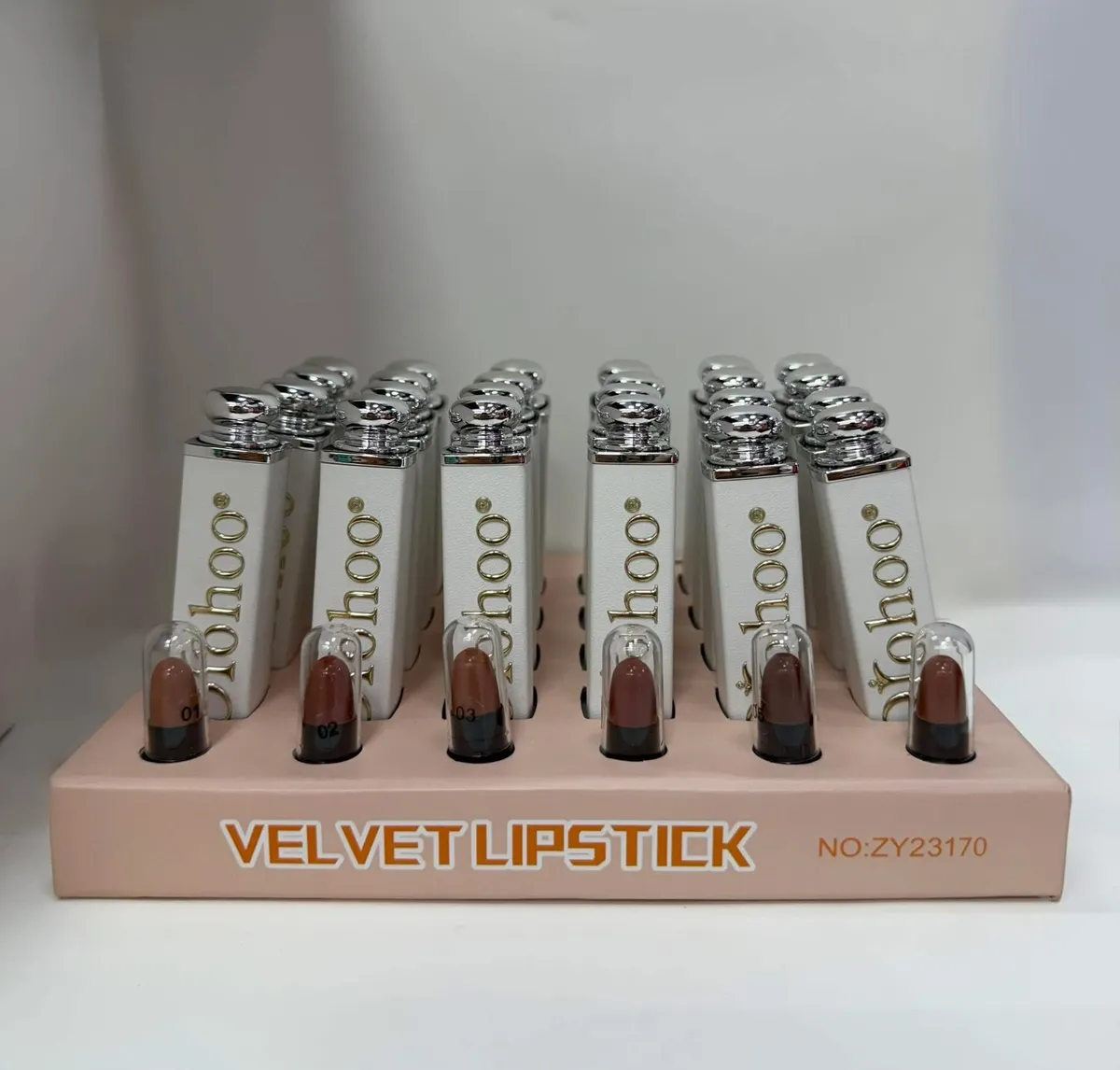 Velvet Lipstick matowa pomadka do ust w odcieniach nude