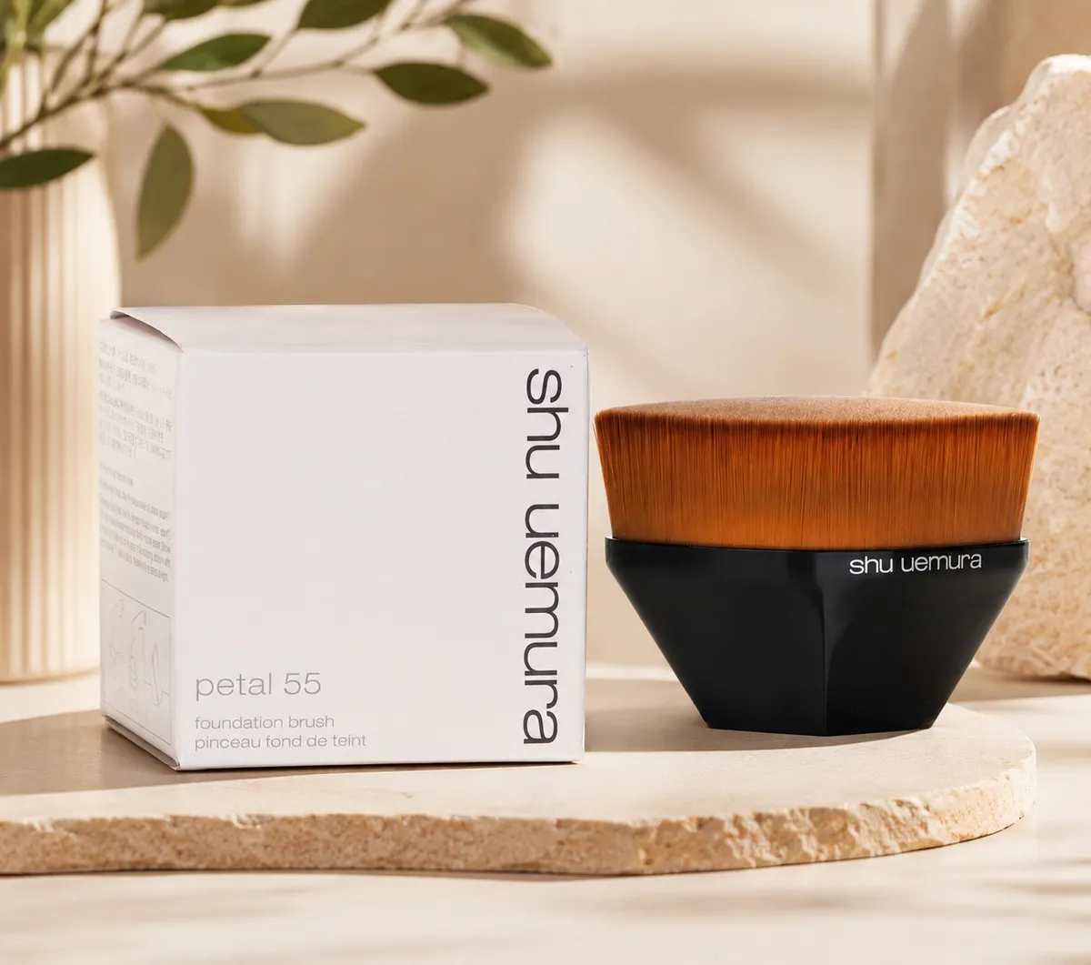 SHU UEMURA Pędzel do podkładu Petal 55 ergonomiczny kształt