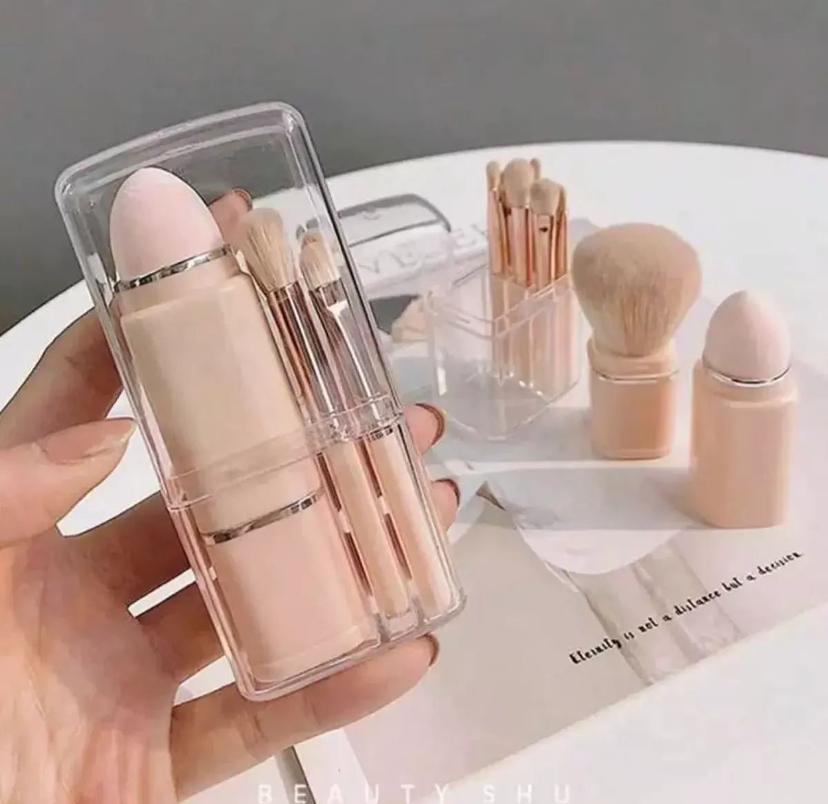 Mini zestaw pędzli do makijażu nude z etui kompaktowy
