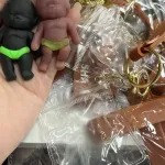 Brelok z figurką niemowlaka w majtkach zielonych i beżowych