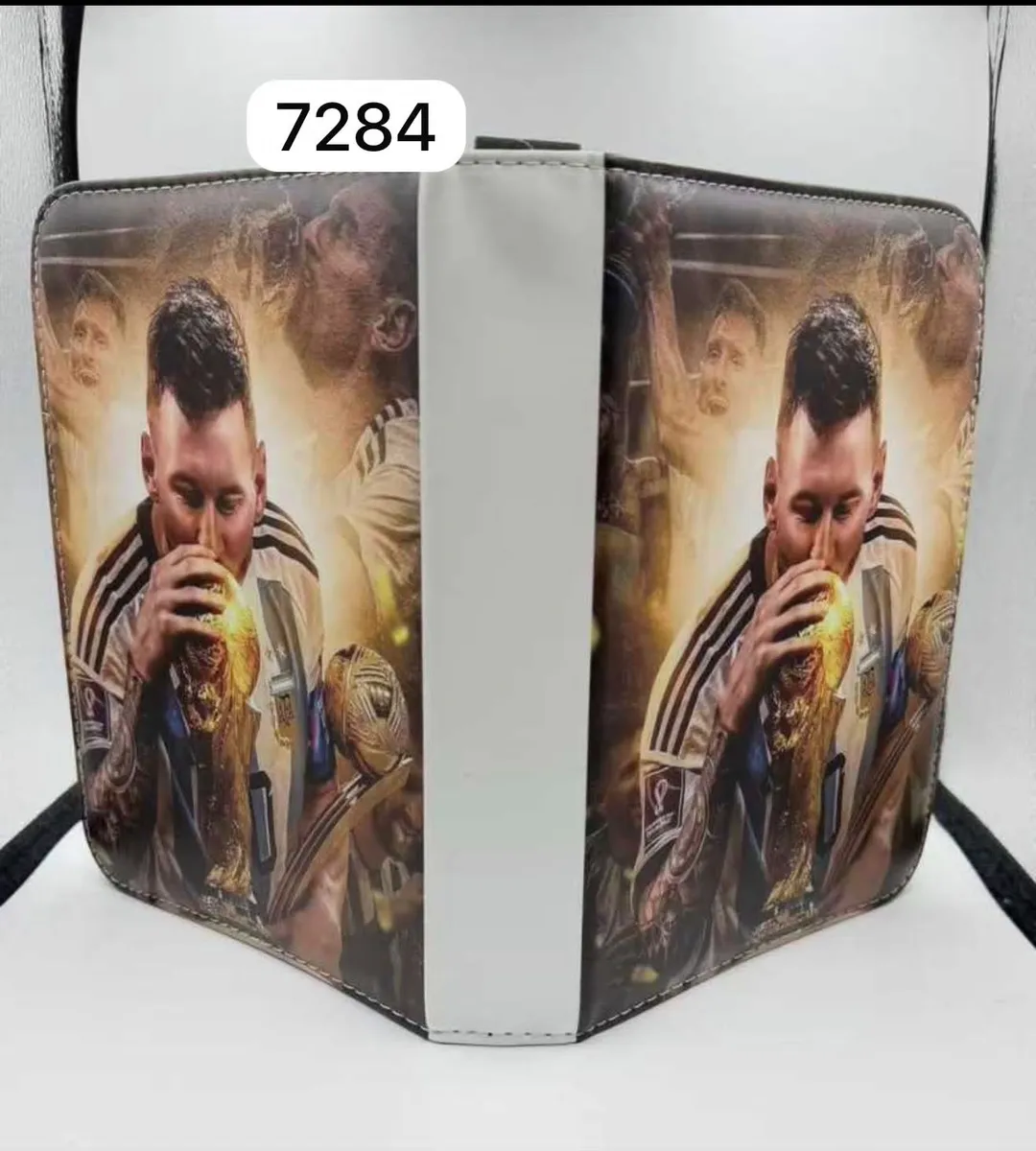 Album na karty z grafiką piłkarską i białym paskiem