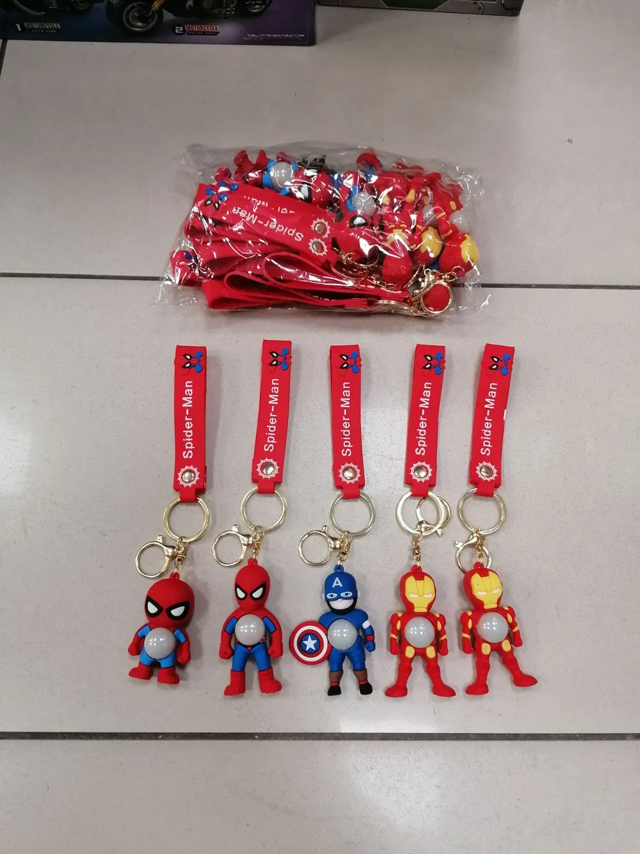 Brelok z postacią Spider-Man i Iron Man z czerwonym paskiem