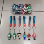 Brelok Minecraft z postaciami i niebieskim paskiem z napisem