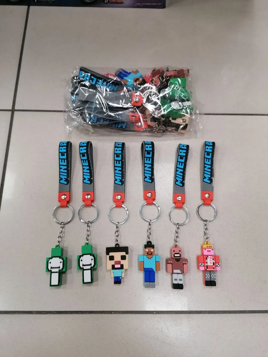 Brelok Minecraft z postaciami i niebieskim paskiem z napisem
