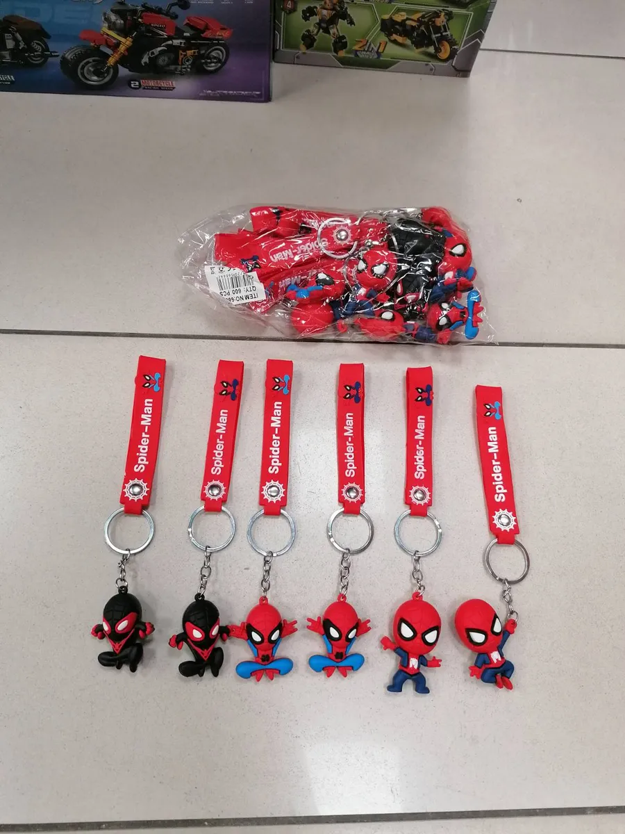 Brelok Spider-Man z czerwonym paskiem i figurką z PVC
