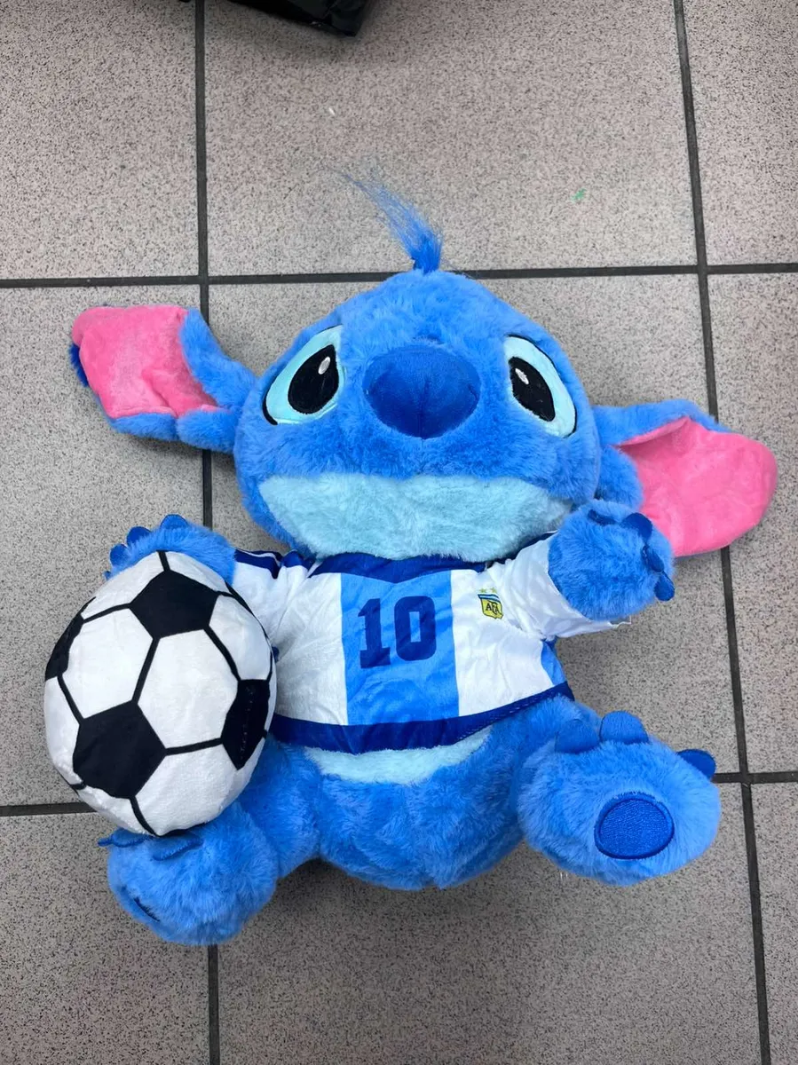 Pluszowa maskotka Stitch niebieska z piłką nożną 30 cm