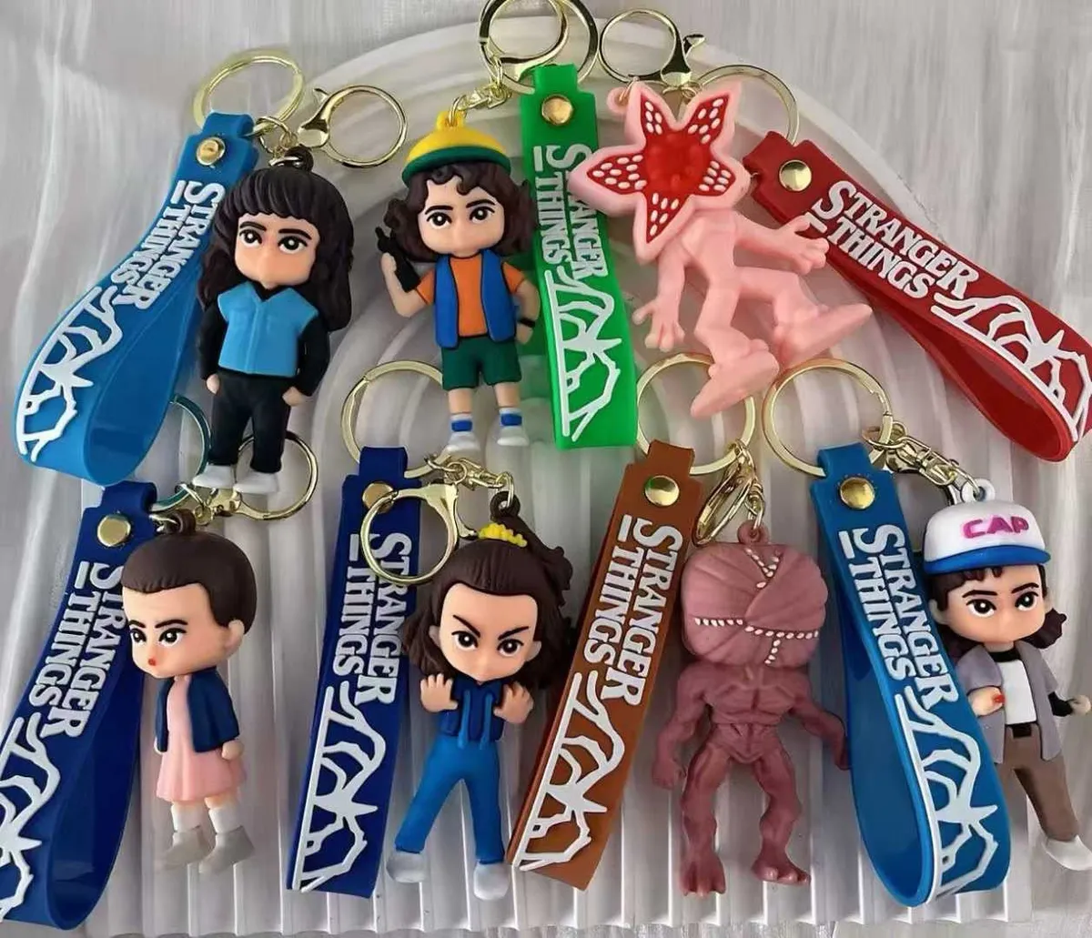 Zestaw breloków Stranger Things z postaciami i paskami silikonowymi