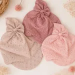Czapka dziecięca z ażurowym haftem w pastelowych kolorach