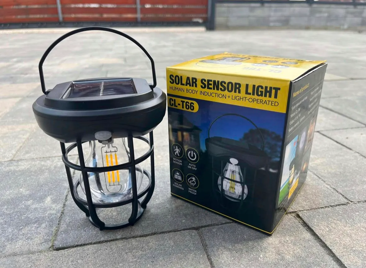 Lampa solarna przenośna czujnik zmierzchu i ruchu czarna