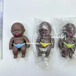 Lalka niemowlę ciemnoskóra z różowymi ustami i kolorową pieluszką 12 cm