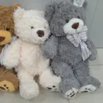 Pluszowy miś 40 cm miękki w trzech kolorach z kokardką