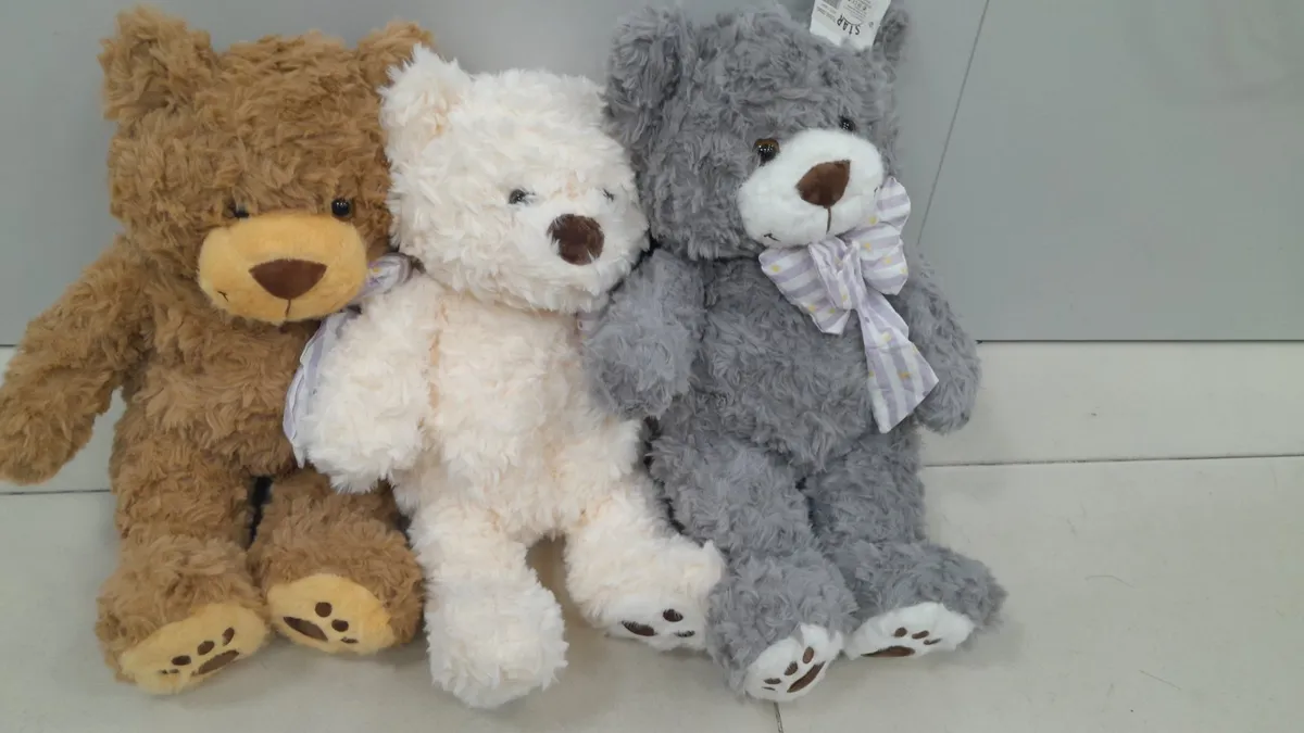 Pluszowy miś 40 cm miękki w trzech kolorach z kokardką