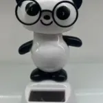 Figurka panda z okularami na podstawce solarnej biała z czarnym