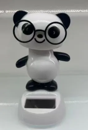 Figurka panda z okularami na podstawce solarnej biała z czarnym
