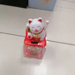 Figurka kot Maneki Neko biały na czerwonym poduszce