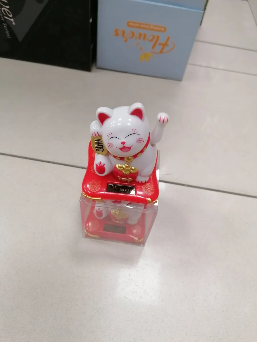 Figurka kot Maneki Neko biały na czerwonym poduszce