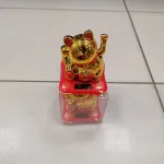 Figurka kota Maneki Neko złoto-czerwona z ruchomą łapką