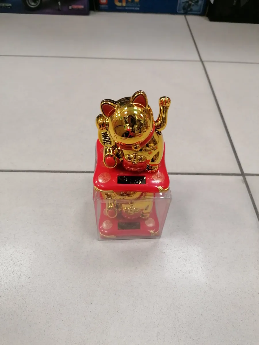 Figurka kota Maneki Neko złoto-czerwona z ruchomą łapką