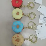 Brelok do kluczy Donut z kolorową posypką mix kolorów