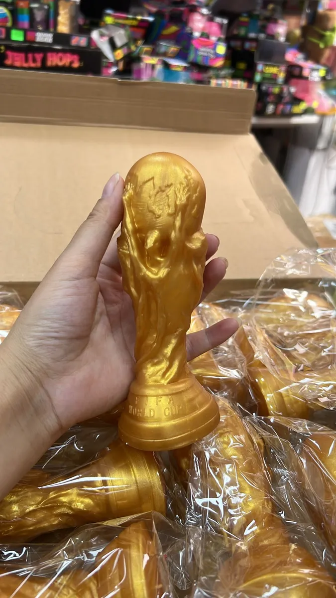 Złota Antystresowa Figurka Puchar Świata 14 cm