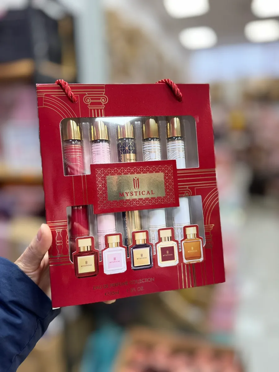 Zestaw 5 perfum Mystical w czerwonym opakowaniu z przezroczystym okienkiem i złotymi zakrętkami