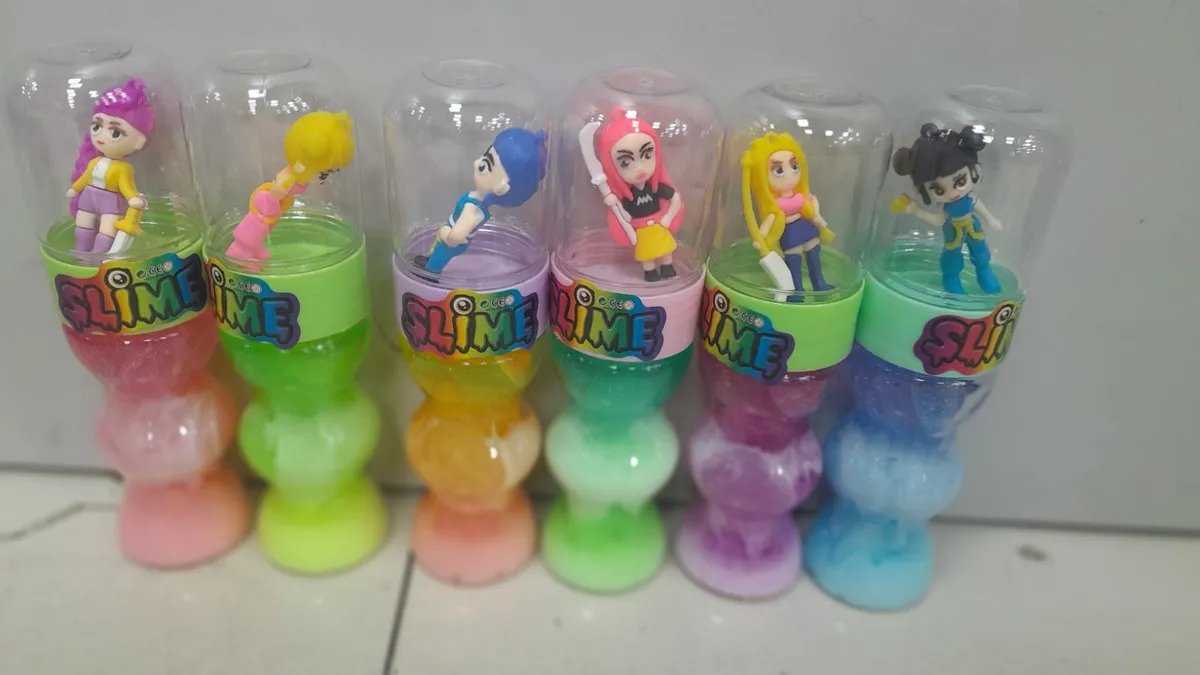 Kolorowy slime z figurką postaci, zestaw 6 sztuk
